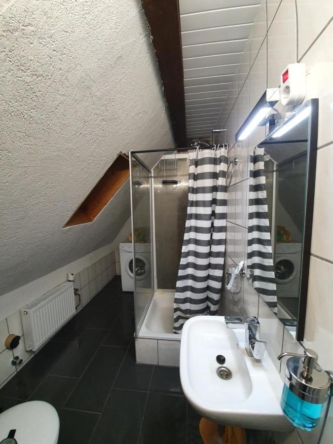 Dachgeschosswohnung In Neumuenster 2 Zimmer Exterior photo